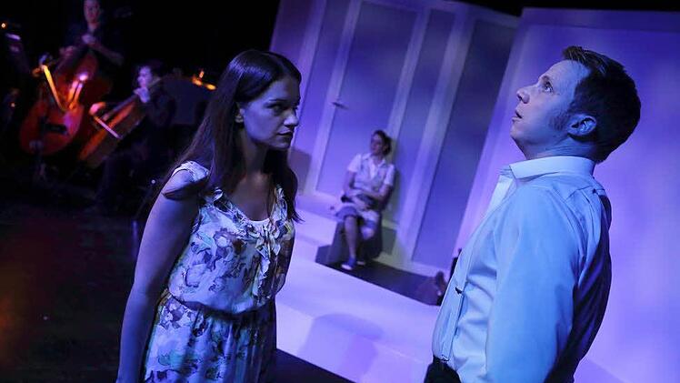 Johanna Brault (Julie), Mathias Frey (Jean) und im Hintergrund Inga Lisa Lehr (Kristin)