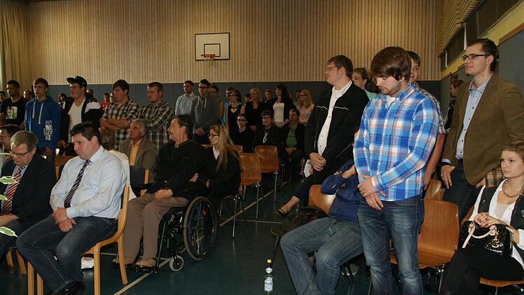 Zur Freisprechung von den Verpflichtungen der Ausbildungszeit erhoben sich die Junghandwerker traditionell von ihren Plätzen.