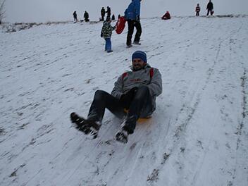 Nicht nur die Kinder, auch viele Mütter und Väter hatten bei einer Rutschpartie am Hang neben dem Kroawäldla ihren Spaß. Fotos: Alexander Hartmann