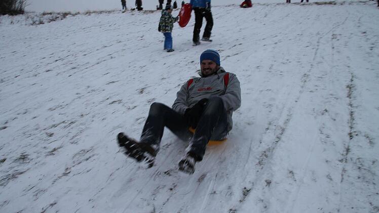 Nicht nur die Kinder, auch viele Mütter und Väter hatten bei einer Rutschpartie am Hang neben dem Kroawäldla ihren Spaß. Fotos: Alexander Hartmann