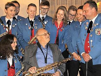 Werner Röthel im Kreis seiner Musiker-Freunde. Der Routinier des Musikvereins Kasendorf feierte 80. Geburtstag. Foto: Katharina Müller-Sanke