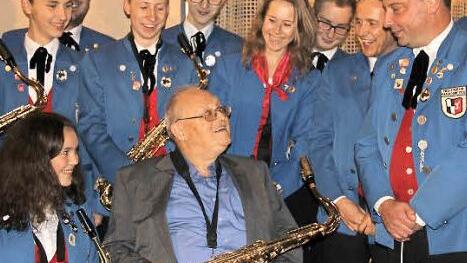 Werner Röthel im Kreis seiner Musiker-Freunde. Der Routinier des Musikvereins Kasendorf feierte 80. Geburtstag. Foto: Katharina Müller-Sanke