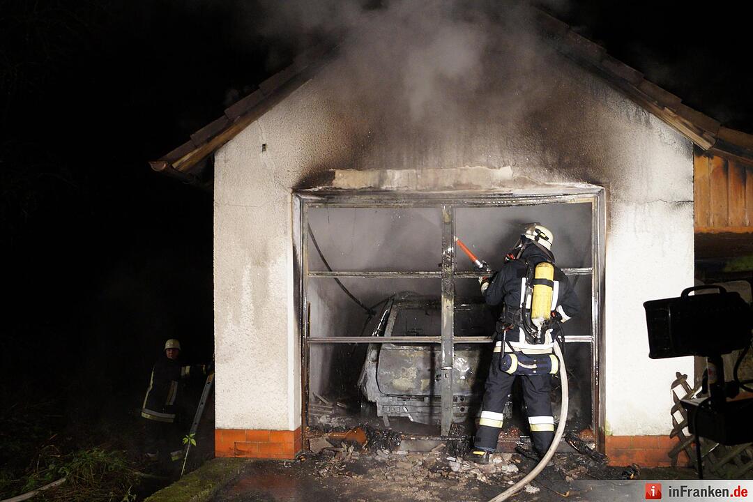 Auto samt Garage ausgebrannt