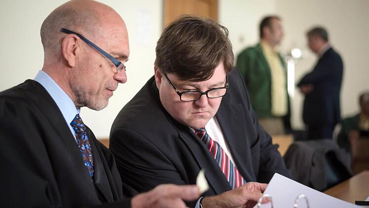 Der ehemalige Bürgermeister von Zapfendorf, Matthias Schneiderbanger (r.), war im Mai 2015 in Hof verurteilt worden.  Foto: Nicolas Armer/dpa