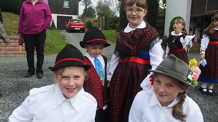 Auch der Hirschelder Nachwuchs kommt zur Kirchweih in Tracht. Foto: Veronika Schadeck