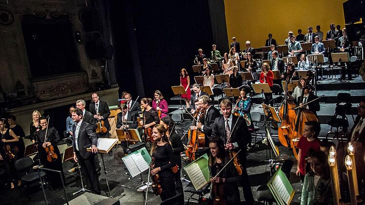Junge Talente aus der Region und Profis des Philharmonischen Orchester musizierten zusammen beim "Concert for Kids" unter Leitung von Dominik Tremel im Landestheater Coburg. Foto: Jochen Berger