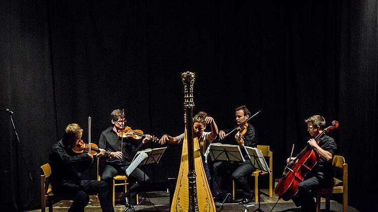 Das Philharmonische Quartett München, die Harfenistin Teresa Zimmermannund Egbert Tholl als Sprecher interpretierten "Die Maske des roten Todes" von Edgar Allen Poe in der Vertonung von André Caplet.Foto: Jochen Berger