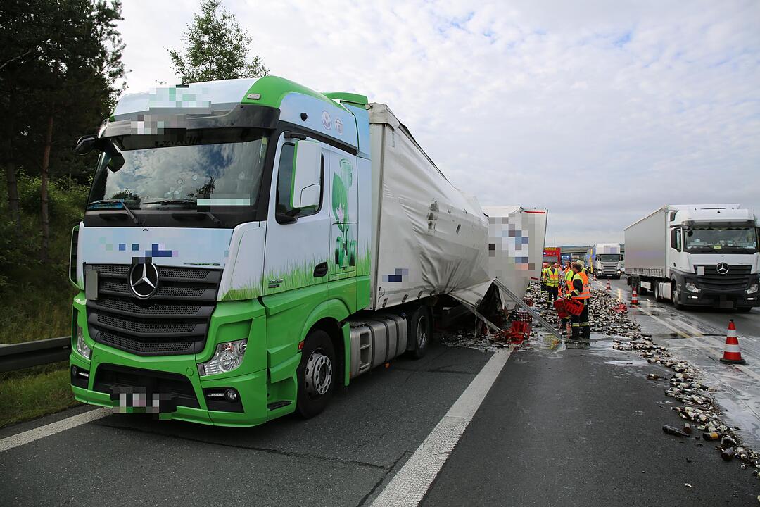 Laster verliert Ladung: Bier verteilt sich auf A9 bei Bad Berneck