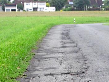 Dieses marode Straßenbild bei Hummendorf wird bald Vergangenheit sein. Die Straße Hummendorf- Eichenbühl wird in Kürze ausgebessert und asphaltiert. Foto: K.- H. Hofmann