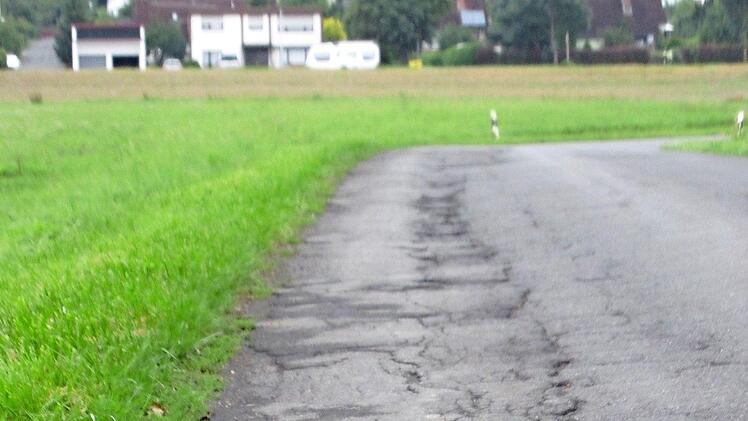 Dieses marode Straßenbild bei Hummendorf wird bald Vergangenheit sein. Die Straße Hummendorf- Eichenbühl wird in Kürze ausgebessert und asphaltiert. Foto: K.- H. Hofmann