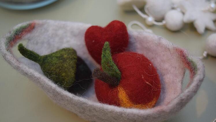 Auch kleine Dinge, so wie diese Schale mit einer Eichel, einem Herz und einem kleinen Apfel darin können aus Filz gefertigt werden. Foto: Daniela Pondelicek