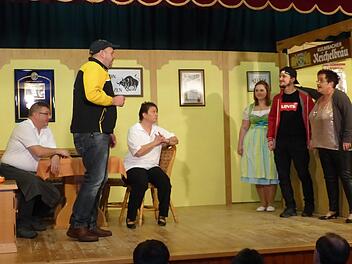 Der schnapsselige Kilian (Christian Köstner, stehend links) ist aus dem Häuschen, als ihm Irma Löffelweiss (Tanja Löffelweis, stehend rechts) deutlich macht, dass er der Papa von Jupp ist. Mit im Bild (von links) Michl Habermeier (Stefan Mertel), Agnes Habermeier (Manuela Lindner), Sonja (Lena Lauterbach) und Jupp (Johannes Färber). Klaus-Peter Wulf