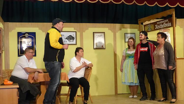 Der schnapsselige Kilian (Christian Köstner, stehend links) ist aus dem Häuschen, als ihm Irma Löffelweiss (Tanja Löffelweis, stehend rechts) deutlich macht, dass er der Papa von Jupp ist. Mit im Bild (von links) Michl Habermeier (Stefan Mertel), Agnes Habermeier (Manuela Lindner), Sonja (Lena Lauterbach) und Jupp (Johannes Färber). Klaus-Peter Wulf