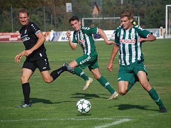 Der Gro&szlig;bardorfer Bj&ouml;rn Sch&ouml;nwiesner (rechts, Mitte Florian Dietz) erzielte beim 3:1-Erfolg der Grabfeld-Gallier in Sand (Andr&eacute; Schmitt) seine Saisontore neun und zehn. G&uuml;nter Madrenas