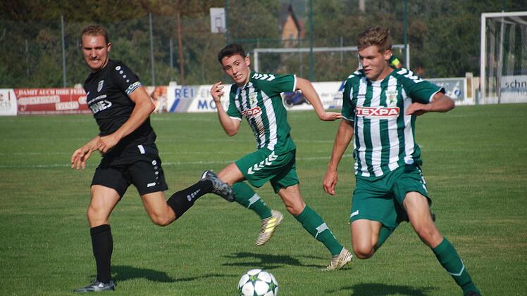 Der Gro&szlig;bardorfer Bj&ouml;rn Sch&ouml;nwiesner (rechts, Mitte Florian Dietz) erzielte beim 3:1-Erfolg der Grabfeld-Gallier in Sand (Andr&eacute; Schmitt) seine Saisontore neun und zehn. G&uuml;nter Madrenas