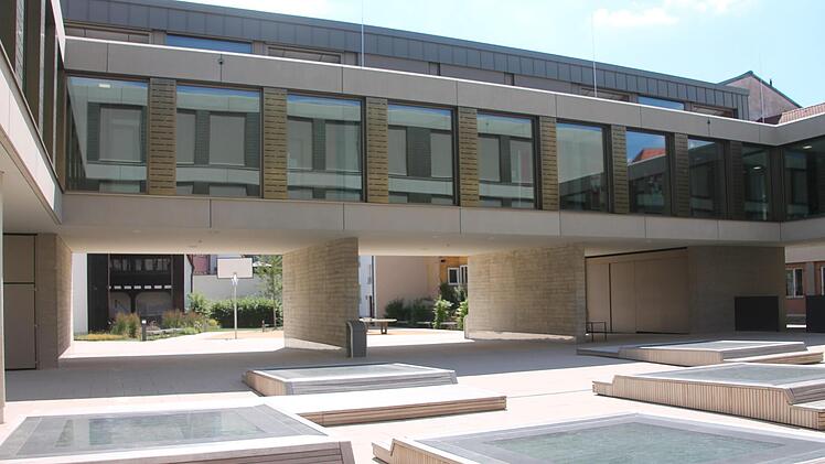 Der Neubau der Maria Ward Schulen in der Edelstra&szlig;e wird ebenfalls in der Ausstellung gezeigt. Fotos: R&uuml;diger Klein