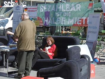 Mit diesem mobilen Wohnzimmer am S&auml;umarkt startete der Zukunftsdialog zum Thema Wohnen.Peter Zillig