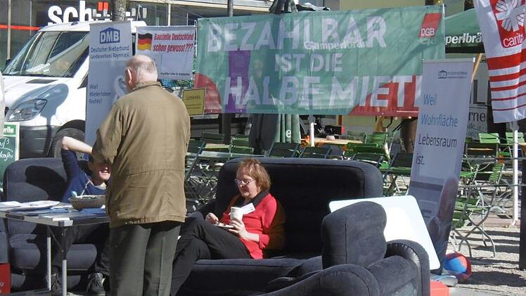 Mit diesem mobilen Wohnzimmer am S&auml;umarkt startete der Zukunftsdialog zum Thema Wohnen.Peter Zillig
