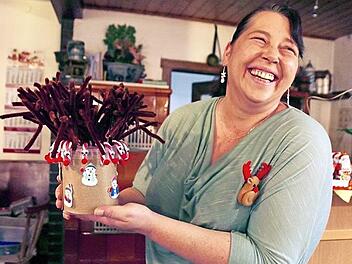 Ehrenamtliches Faschingskomitee-Mitglied Nadja Kretter gibt Bastelunterricht Fotos: privat