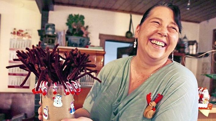 Ehrenamtliches Faschingskomitee-Mitglied Nadja Kretter gibt Bastelunterricht Fotos: privat