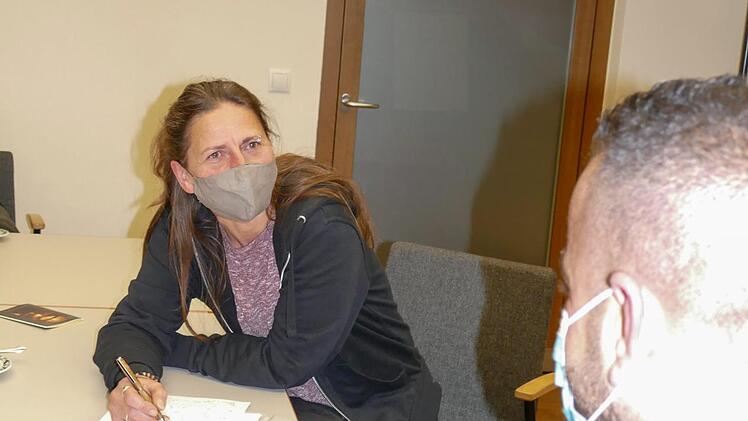 Caritas-Flüchtlingsberaterin Claudia Atzkern hat zu Ali Ghalib ein gutes Vertrauensverhältnis aufgebaut.  Foto: Marion Krüger-Hundrup