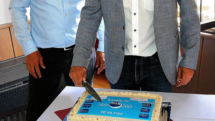 Torte anschneiden statt Einschaltknopf drücken: damit setzten Bürgermeister Michael Kastl  und Bernd Göttlicher, Regionalleiter Franken beim Bayernwerk, den Energiemonitor in Betrieb. Foto: Dieter Britz