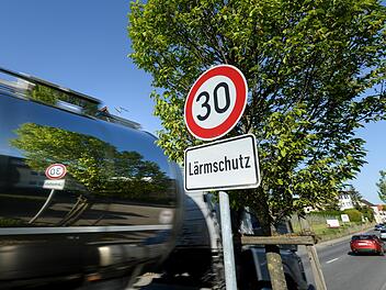 Tempo 30 auch auf Hauptstraßen soll, laut einer bundesweiten Initiative, dazu beitragen, die Lebensqualität in Städten zu erhöhen.