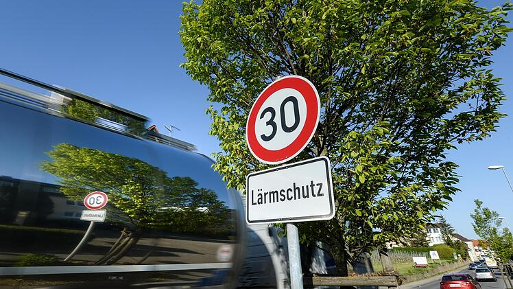 Tempo 30 auch auf Hauptstraßen soll, laut einer bundesweiten Initiative, dazu beitragen, die Lebensqualität in Städten zu erhöhen.