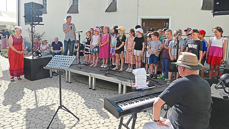 Kinder der Niederndorfer Cunz-Reyther-Grundschule bei ihrem Liedvortag.Manfred Welker