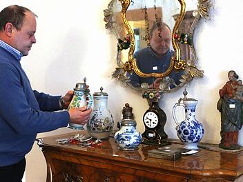 Auktionator Friedrich-Wilhelm Lüffe mit Fayencen, die  am Samstag zusammen mit vielen anderen Gegenständen im  Haus Manz  versteigert werden.  Alle Fotos: Matthias  Hoch
