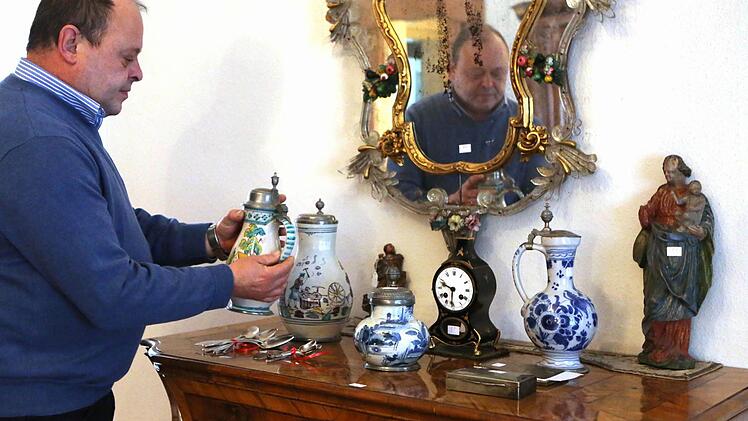 Auktionator Friedrich-Wilhelm Lüffe mit Fayencen, die  am Samstag zusammen mit vielen anderen Gegenständen im  Haus Manz  versteigert werden.  Alle Fotos: Matthias  Hoch