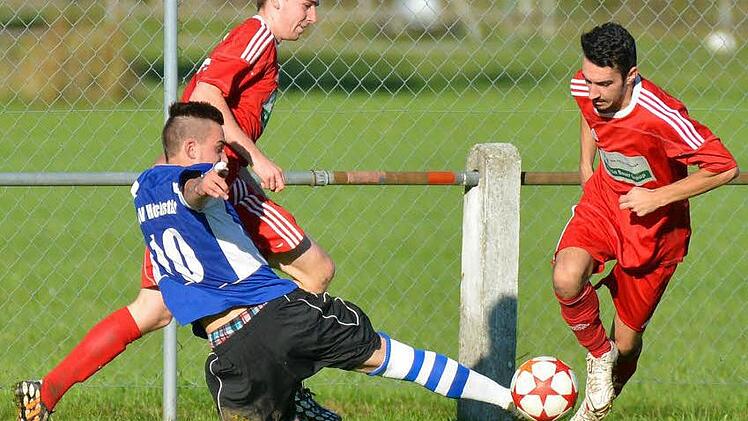 ASV-Spieler Stefan Nendel (blau) konnte Vestenbergsgreuths Patrick Walcher nicht stoppen. Foto: picturedreams