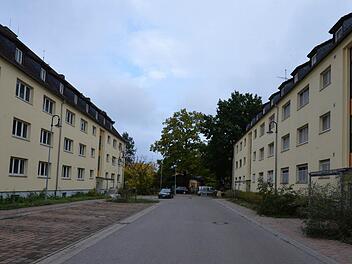 Die Demontage der Fenstergitter (Wohngebäude links) war nur der Anfang. Die Aufwertung gegenüber der Situation vorher (rechts im Bild) ist aber bereits sichtbar.   Fotos: Ronald Rinklef