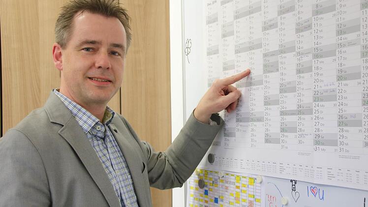 Thomas Beck muss als Gemeindewahlleiter einen straffen Zeitplan einhalten.  Foto: Kathrin Kupka-Hahn