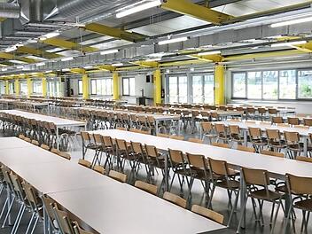 Eine endlose Reihe von Tischen und Bänken - der neue Speisesaal für die Aufnahmeeinrichtung Oberfranken. Gebäude und Inventar kosteten rund zwei Millionen Euro.  Foto: R. Rinklef