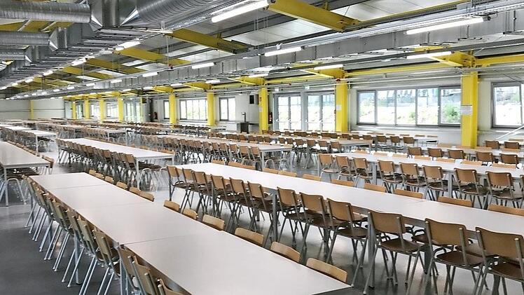 Eine endlose Reihe von Tischen und Bänken - der neue Speisesaal für die Aufnahmeeinrichtung Oberfranken. Gebäude und Inventar kosteten rund zwei Millionen Euro.  Foto: R. Rinklef