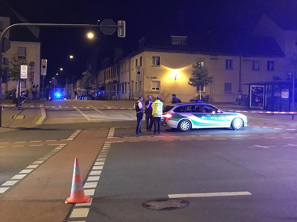 Polizeieinsatz mitten in der Nacht: Verdächtiger Gegenstand in Erlangen gefunden