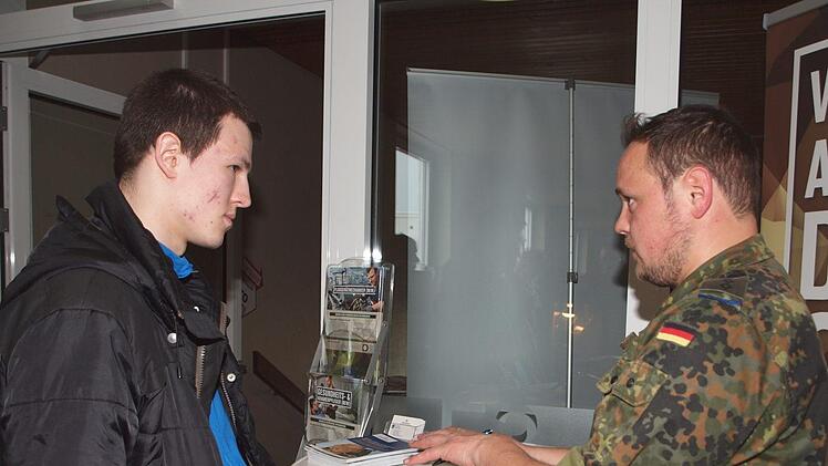 Daniel Meyer (links), Schüler des Frankenwald-Gymnasiums Kronach, interessiert sich für die beruflichen Möglichkeiten bei der Bundeswehr. Foto: Alfred Thieret