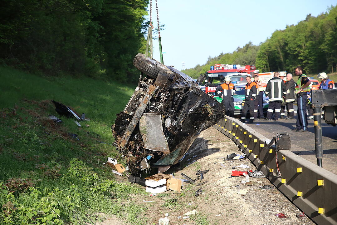 Auto überschlägt sich im Baustellenbereich auf der A6 im Kreis Roth