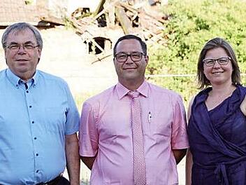 Die SPD Ebelsbach nominierte den 48-jährigen Martin Horn (Mitte) zum Bürgermeisterkandidaten. Unser Bild zeigt ihn vor der Ruine des Schlosses Ebelsbach zusammen mit der Kreisvorsitzenden Johanna Bamberg-Reinwand und Bezirksrat Bernhard Ruß.  Foto: Sabine Weinbeer
