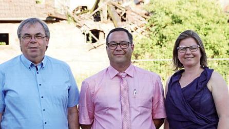 Die SPD Ebelsbach nominierte den 48-jährigen Martin Horn (Mitte) zum Bürgermeisterkandidaten. Unser Bild zeigt ihn vor der Ruine des Schlosses Ebelsbach zusammen mit der Kreisvorsitzenden Johanna Bamberg-Reinwand und Bezirksrat Bernhard Ruß.  Foto: Sabine Weinbeer