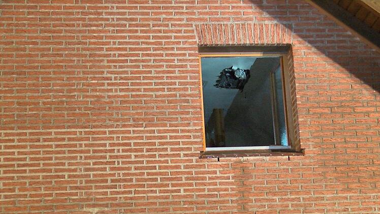 Nach einem Blitzeinschlag geriet ein Haus in Unterfranken in Brand. Dabei entstand hoher Sachschaden. Foto: NEWS5 / Paso
