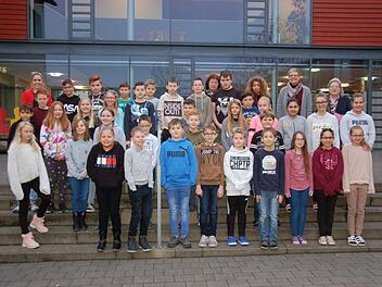 Über ihre prominente Vorleserin, die Bundestagsabgeordnete Sabine Dittmar (SPD), freuten sich die Schüler der Freiherr-von-Lutz-Mittelschule in Münnerstadt ebenso wie Rektorin Ulrike Freifrau von und zu der Tann (rechts) und die beiden Klassenlehrerinnen Natalja Müller (hinten links) und Doris Beck (hinten Mitte).  Foto: Manfred Mellenthin