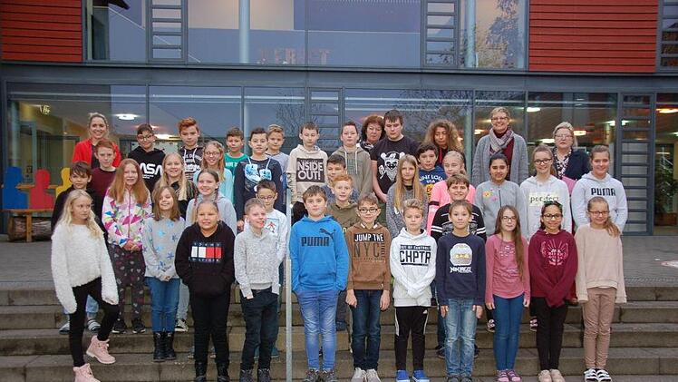 Über ihre prominente Vorleserin, die Bundestagsabgeordnete Sabine Dittmar (SPD), freuten sich die Schüler der Freiherr-von-Lutz-Mittelschule in Münnerstadt ebenso wie Rektorin Ulrike Freifrau von und zu der Tann (rechts) und die beiden Klassenlehrerinnen Natalja Müller (hinten links) und Doris Beck (hinten Mitte).  Foto: Manfred Mellenthin