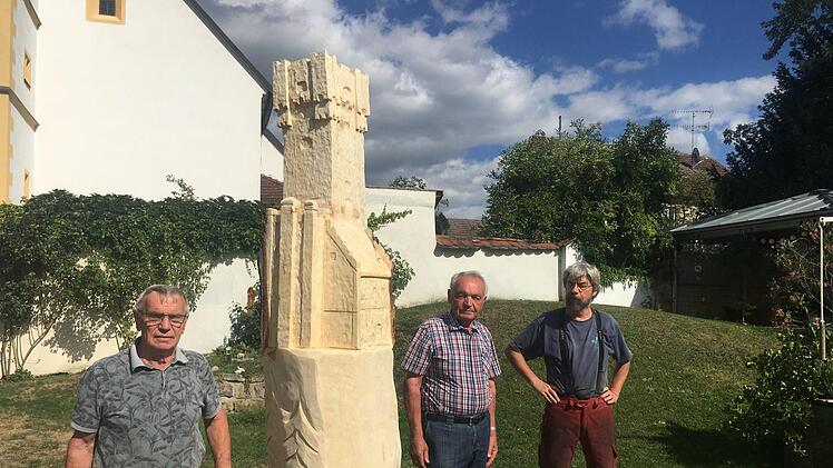 Herbert und Erhard Franke mit  Künstler Thomas Reich (von links) am Altvaterturm.  Foto: privat