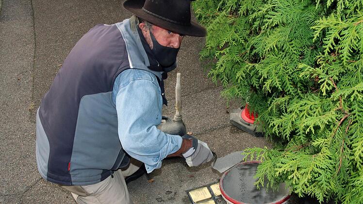 Der Künstler Gunter Demnig verlegte in Poppenlauer insgesamt 21  Stolpersteine, die an jüdische Mitbürgerinnen und Mitbürger erinnern  sollen, die in der Nazi-Zeit verfolgt, ermordet, deportiert, vertrieben  oder in den Suizid getrieben wurden. Foto: Dieter Britz