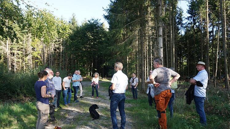 Ein Waldbegang des Bad Brückenauer Stadtrates fand  mit Jochen Manke und Birgit Badde von der Forstverwaltung Rupboden statt. Der Termin des Waldbegangs war noch weit vor dem Corona-Lockdown. Foto: Marion Eckert