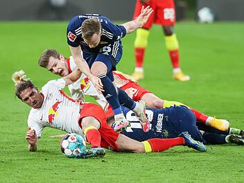 Der Coburger Cedric Teuchert setzte sich gegen die Leipziger Kevin Kampl und Alexander Sörloth (am Boden) durch. Foto: Jan Woitas, dpa