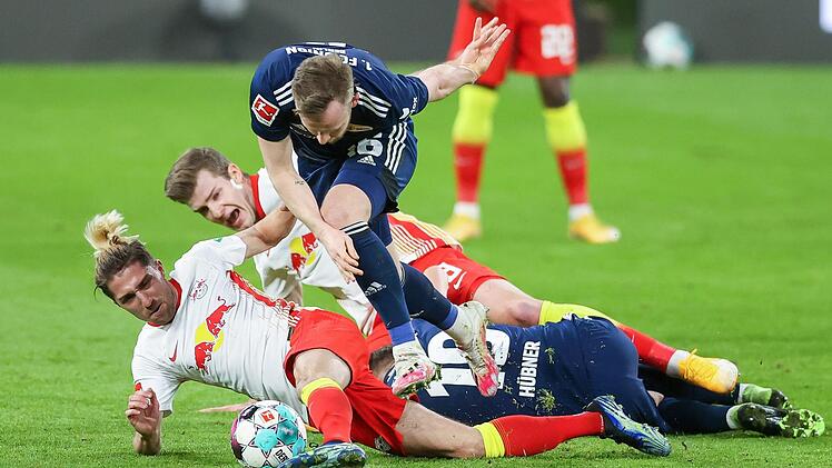 Der Coburger Cedric Teuchert setzte sich gegen die Leipziger Kevin Kampl und Alexander Sörloth (am Boden) durch. Foto: Jan Woitas, dpa