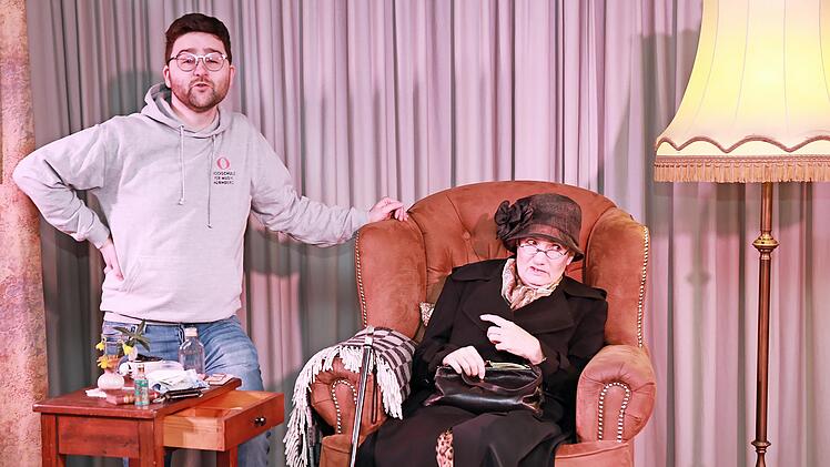 Die Seniorin Elfriede hat einen Studenten als Untermieter aufgenommen, was sie schnell bereut.